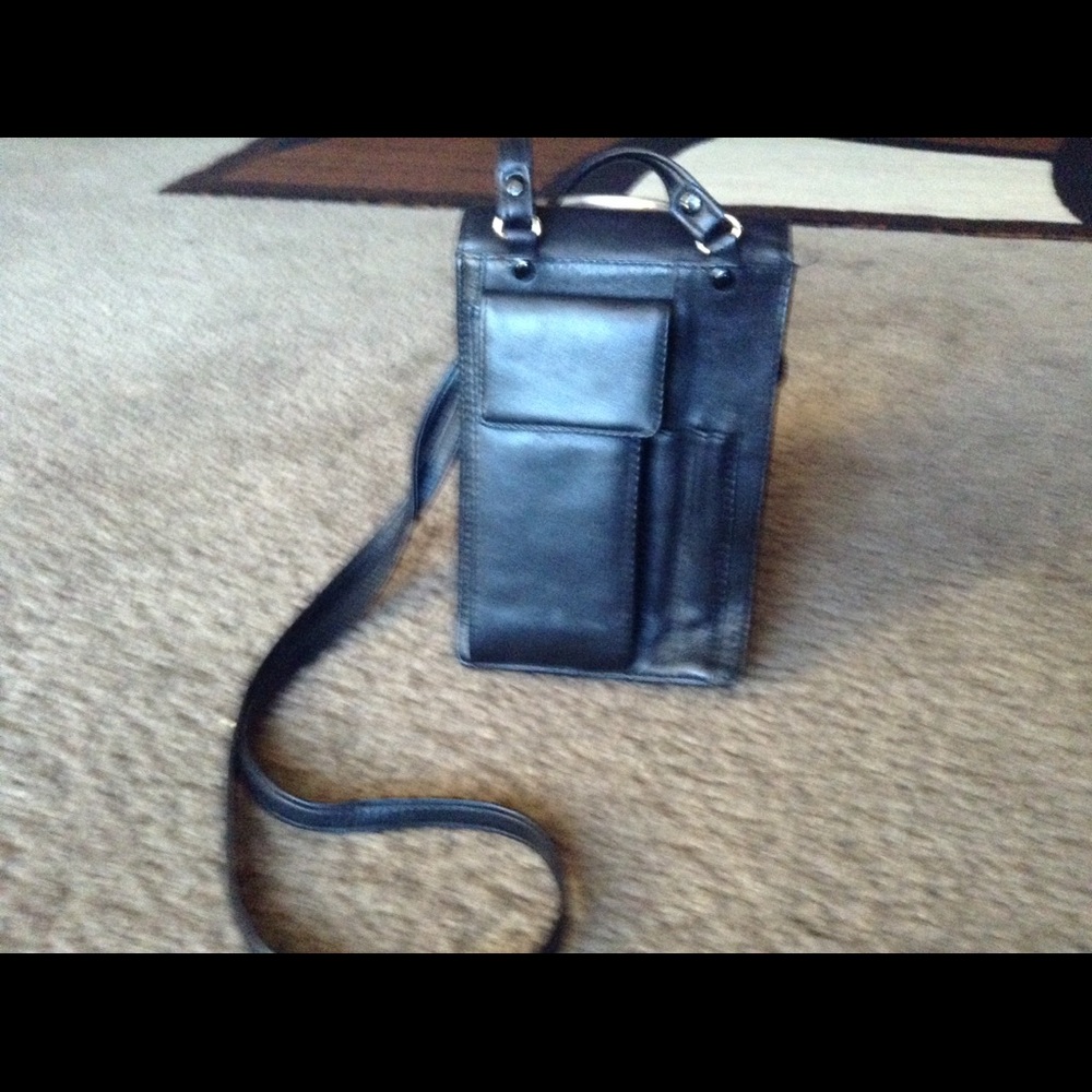 Benchmade Genuine Leather Crossbody Shoulder bag - Picture 2 of 8